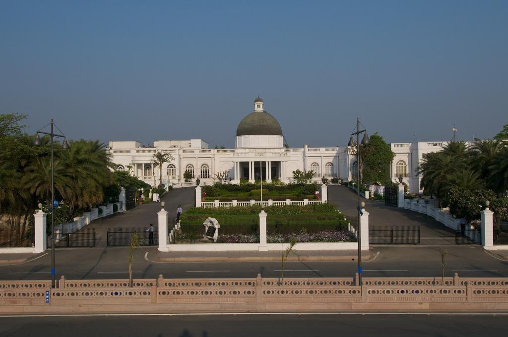 Taj Mahal Lucknow Hotel Exterior photo